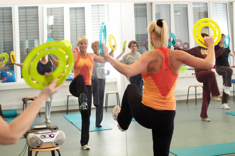 Kursteilnehmerinnen im Kurs "Fit durch Bewegung" an der Volkshochschule Pankow