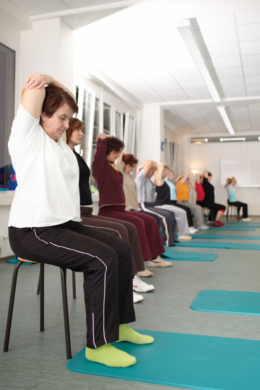 Kursteilnehmerinnen im Kurs "Fit durch Bewegung" an der Volkshochschule Pankow
