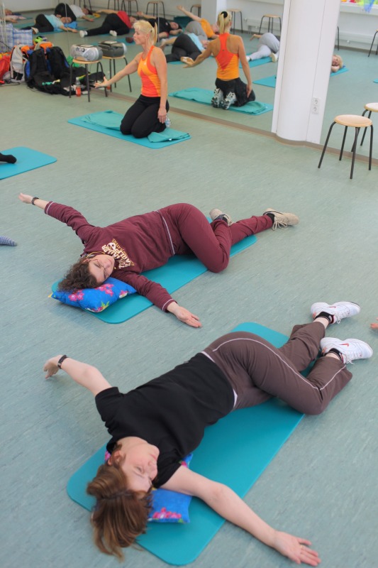 Kursteilnehmerinnen im Kurs "Fit durch Bewegung" an der Volkshochschule Pankow