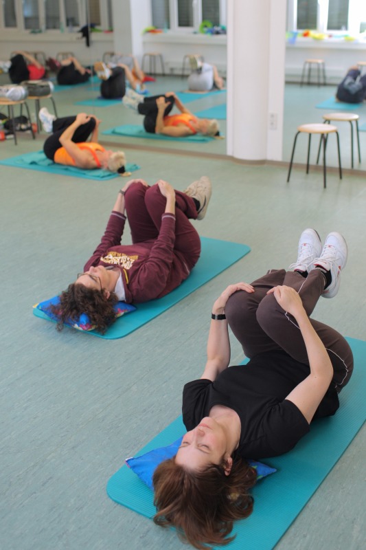 Kursteilnehmerinnen im Kurs "Fit durch Bewegung" an der Volkshochschule Pankow