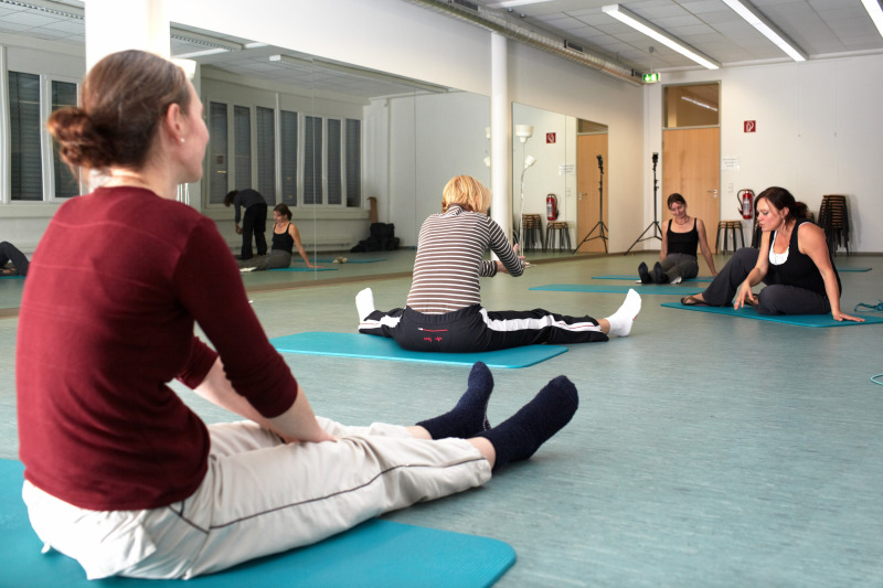 Im Kurs "Rückenwohl und kreuzfidel" an der Volkshochschule Pankow