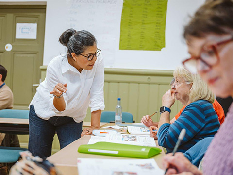 Yetlaneci Alcaraz im Gespräch mit älterer Teilnehmerin