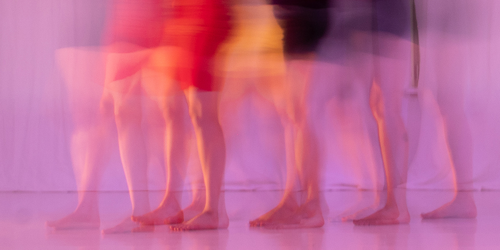 Rhythmus: Beine tanzender Personen in der Bewegung fotografiert