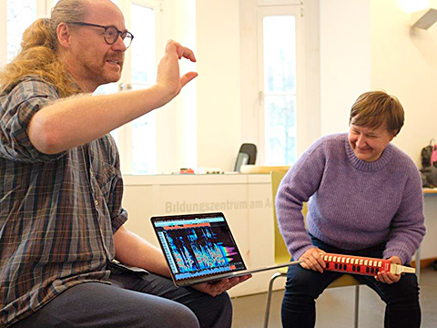 Gisbert Schürig erklärt Tonmodulation am Laptop