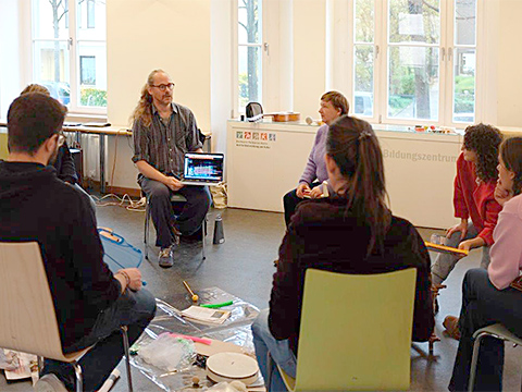 Gisbert Schürig erklärt Tonmodulation am Laptop - Gruppenbild