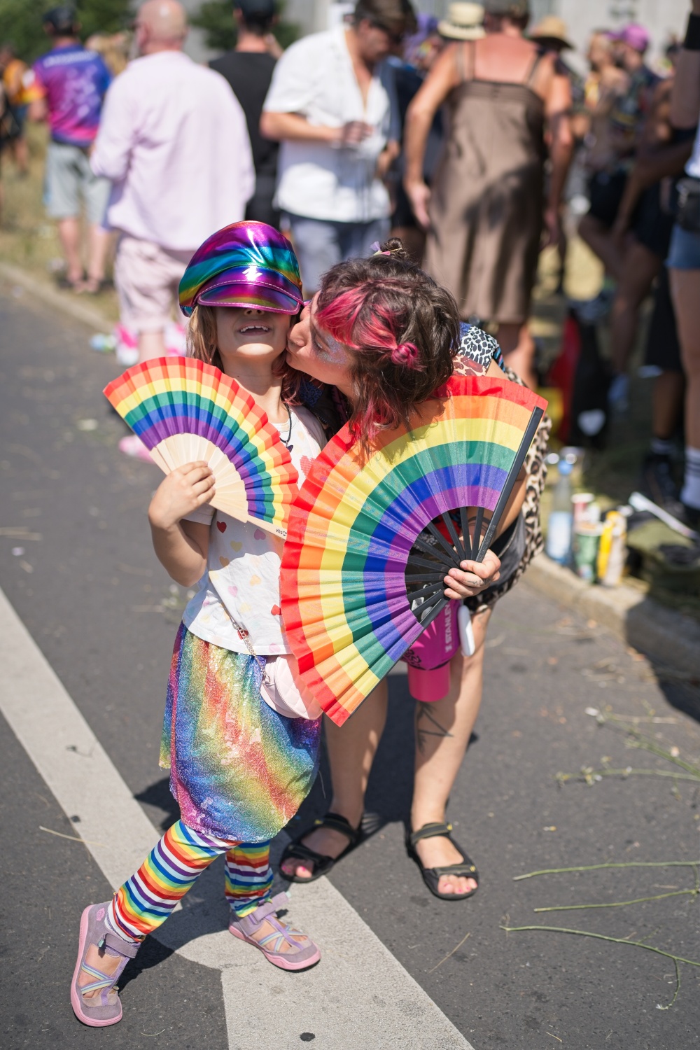 Mutter-Tochter-Regenbogen-Kuss