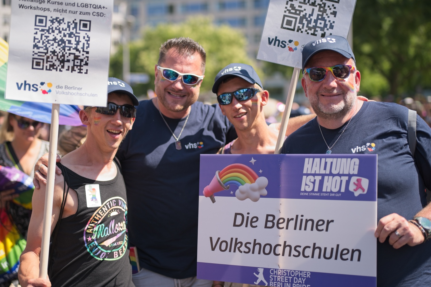 kleine vhs-Gruppe mit Transparenten
