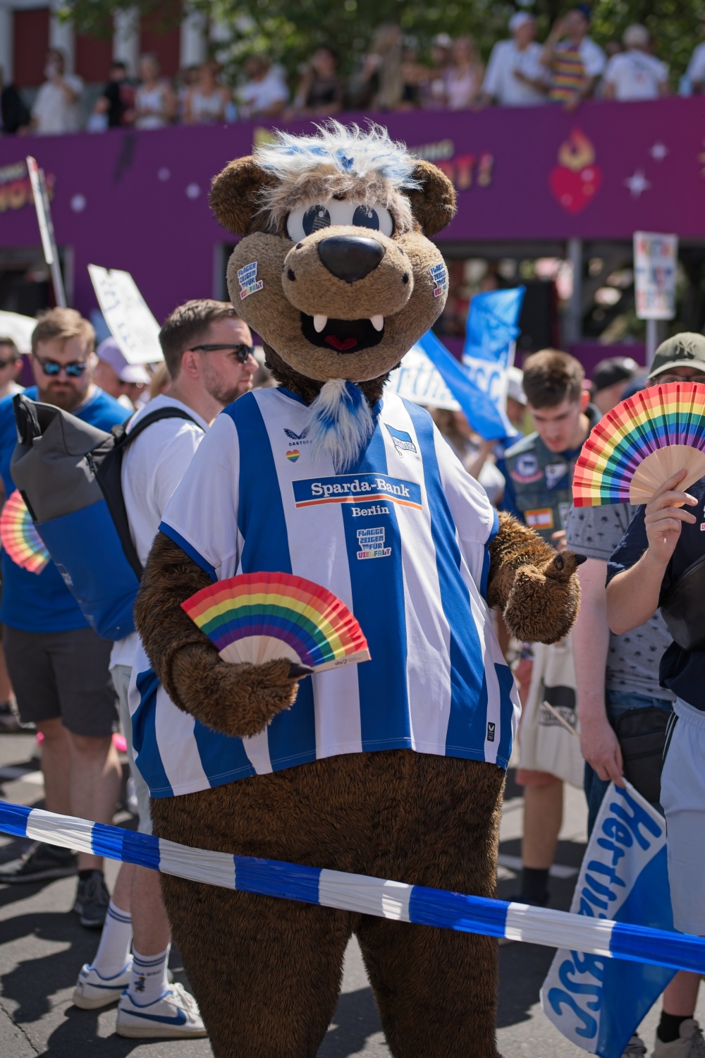 Hertha-Bär mit Trikot und Regenbogenfächer