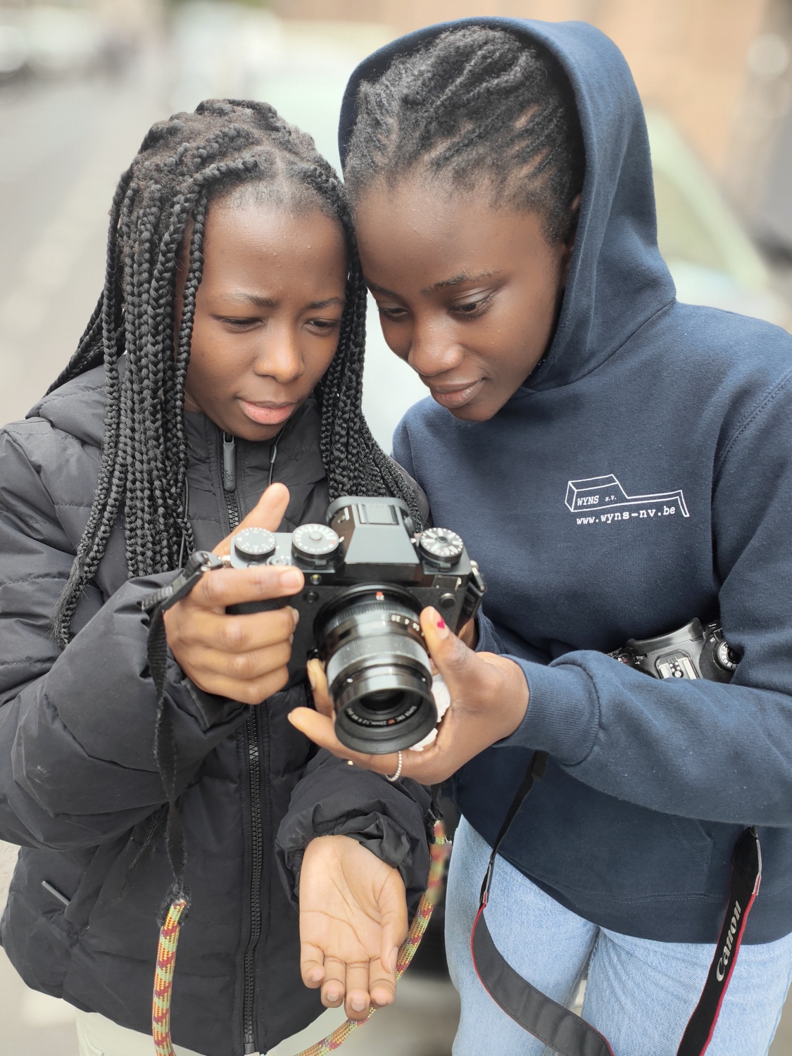 Zwei Schwarze Frauen prüfen die Kameraeinstellungen