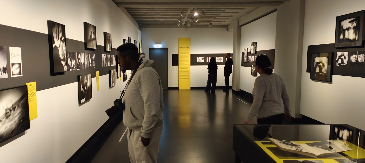 Menschen besuchen eine Galerie