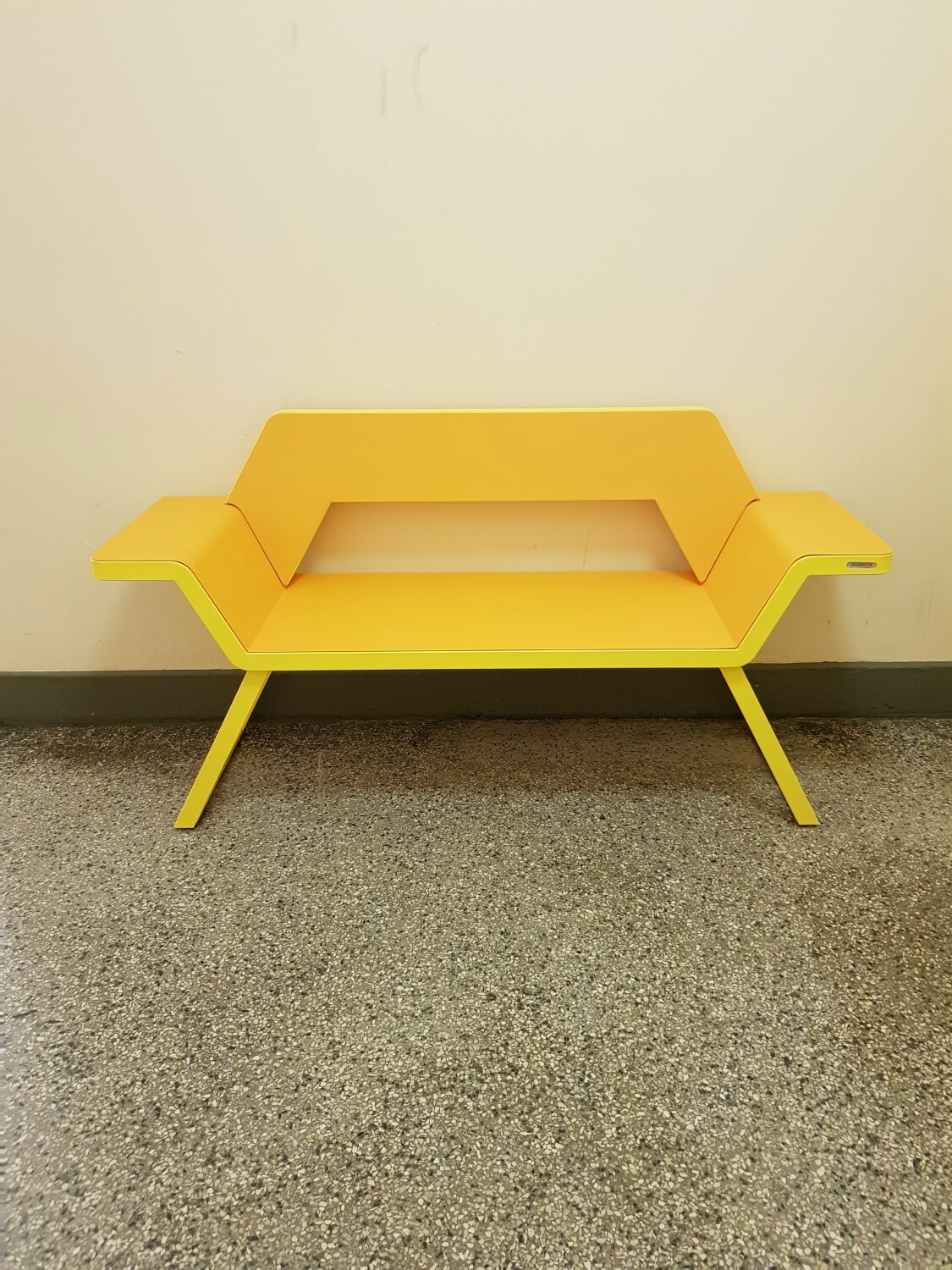 Gelbe Bank im Hausflur Linienstraße