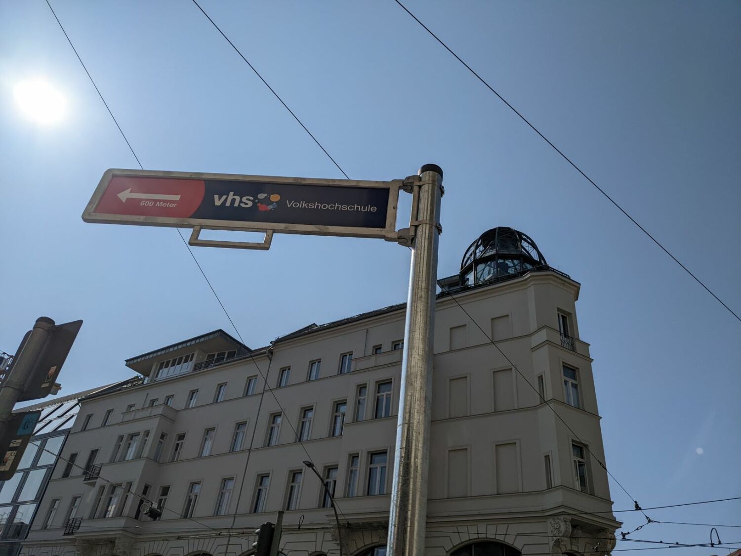 Wegweiser zur Volkshochschule Linienstraße