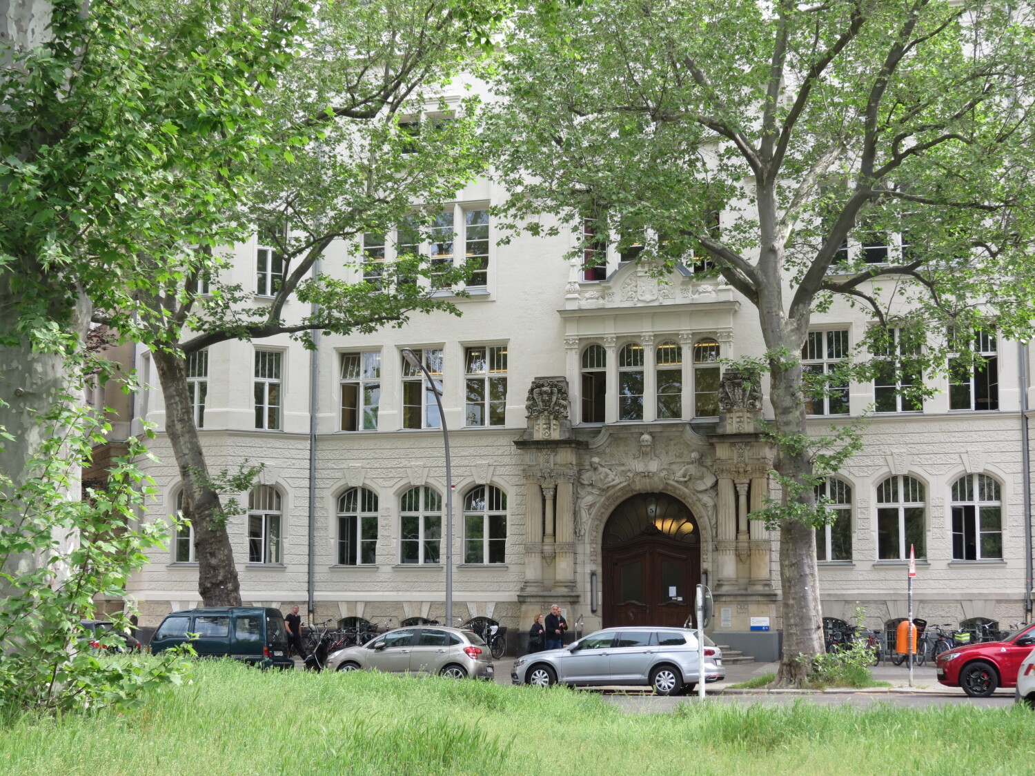 Fassade des Hauptgebäudes der vhs Tempelhof-Schöneberg