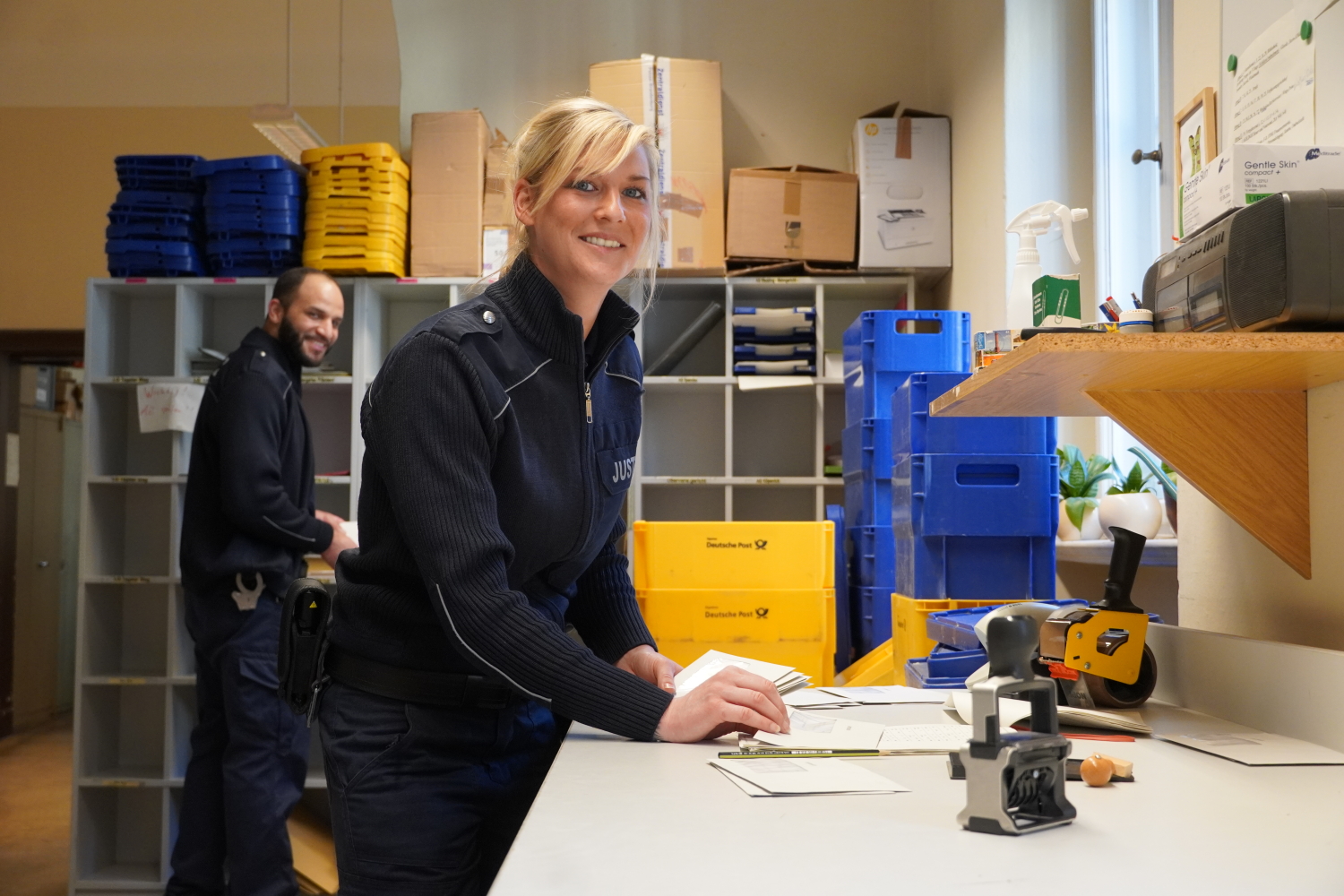 Justizhauptwachtmeister bei der Briefannahme