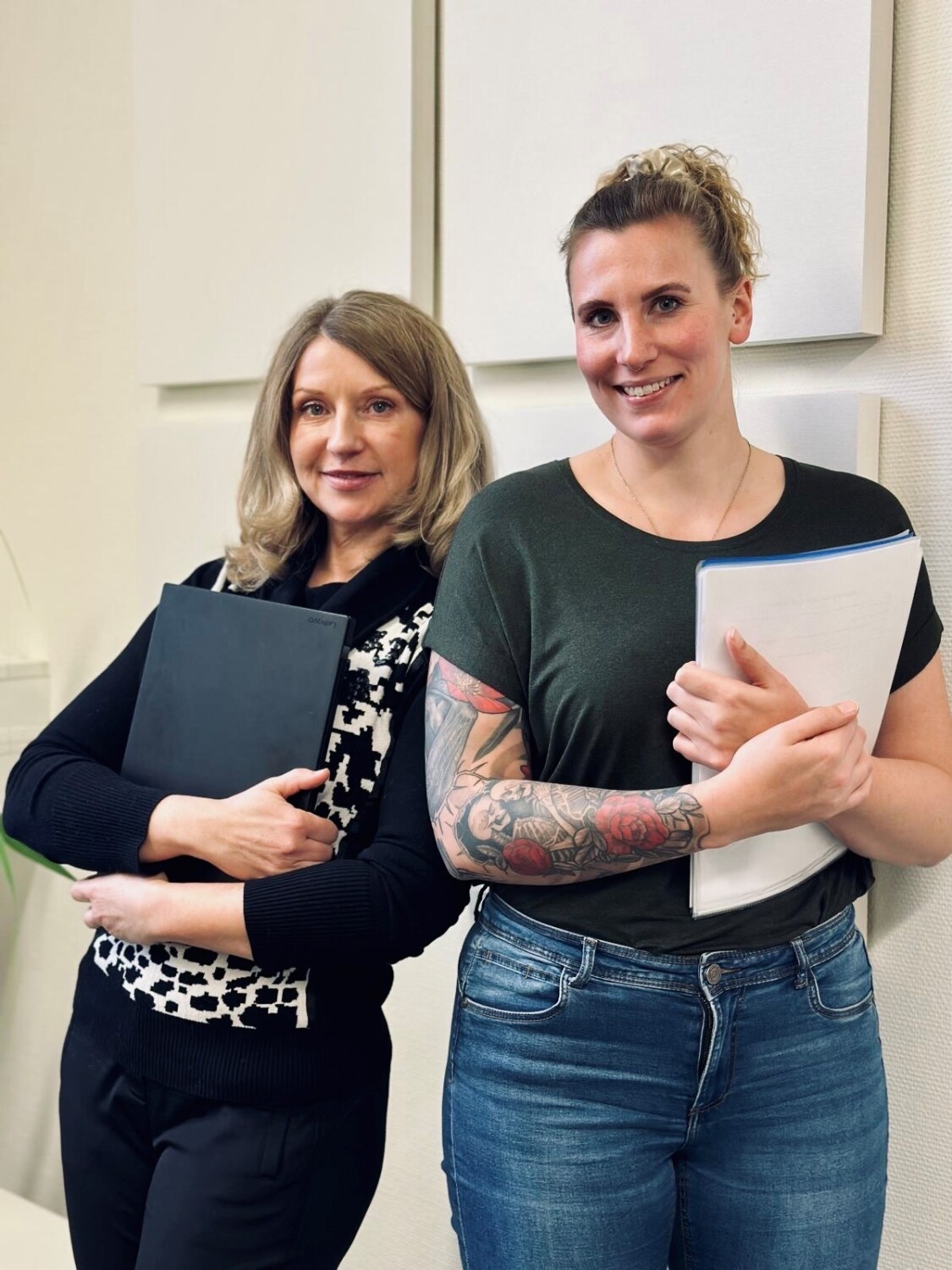 Zwei Gerichtsvollzieherinnen stehen nebeneinander